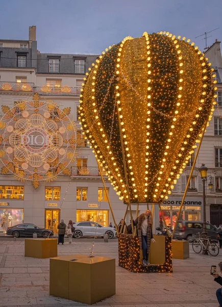 Paris, Fransa - 12: 30 2020: Sıcak hava balonu ve Dior Paris