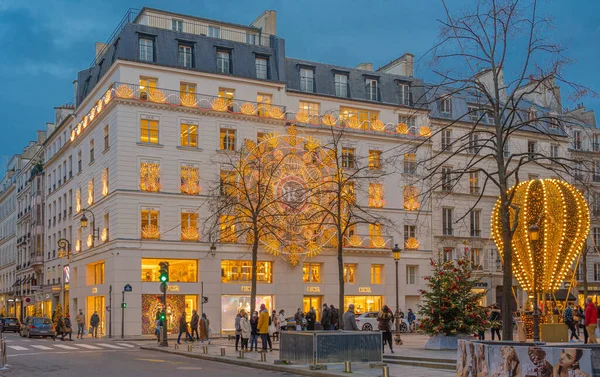 Paris, Fransa - 12: 30 2020: Sıcak hava balonu ve Dior Paris