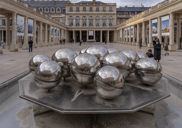 Παρίσι Γαλλία 2020 Σφαιράδες Βρύσες Γλυπτικής Του Pol Bury Γκαλερί — Φωτογραφία Αρχείου