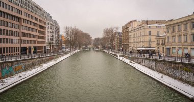 Paris, Fransa - 01: 16 2021: Karların altındaki villet havzasının manzarası