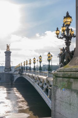Paris, Fransa - 12: 30 2020 Seine rıhtımı. Noel ve Yeni Yıl boyunca Alexander Köprüsü 'nden geçersiz otel görüntüsü