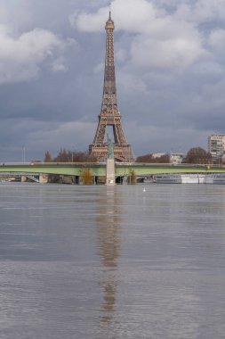 Paris, Fransa - 02 05 05 2021: Seine seli sırasında Özgürlük Heykeli, Grenelle Köprüsü ve Eyfel Kulesi manzarası