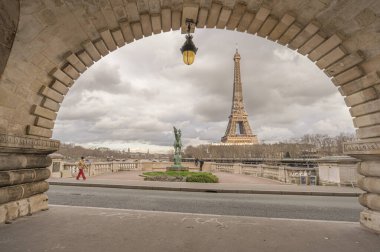 Paris, Fransa - 07 17 2020: Rönesans Fransa heykeli, binicilik heykeli ve Bir-Hakeim Köprüsü 'nden Eyfel kulesi