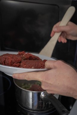 Paris, Fransa - 02 14 2021: Et, ıspanak, domates ve beşamel ile lazanya hazırlama