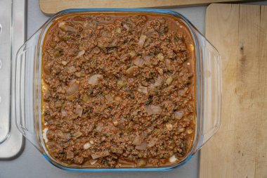 Paris, Fransa - 02 14 2021: Et, ıspanak, domates ve beşamel ile lazanya hazırlama