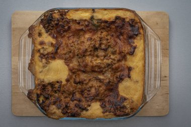 Paris, Fransa - 02 14 2021: Et, ıspanak, domates ve beşamel ile lazanya hazırlama