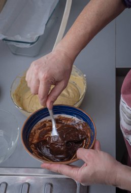 Paris, Fransa - 02: 14: 2021: Mermer çikolatalı pasta hazırlığı