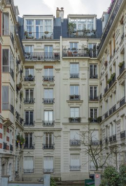 Paris, Fransa - 02 26 2021: Montmartre bölgesi. Balkonlu ön cephe