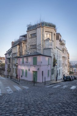 Paris, Fransa - 02 26 2021: Montmartre bölgesi. Pembe ev gün doğumunda