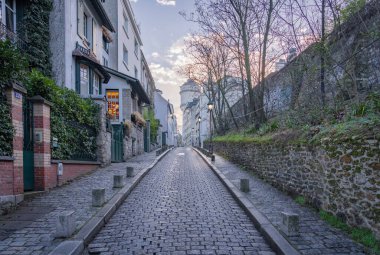 Paris, Fransa - 02 26 2021: Montmartre bölgesi. Coronavirus 'a karşı hapsolmuş renkli ışıkları olan tipik bir ev.
