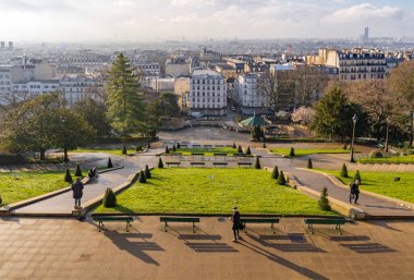 Paris, Fransa - 02 26 2021: Montmartre bölgesi. Louise Michel meydanından Paris manzarası ve kutsal kalp yeri