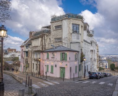 Paris, Fransa - 02 26 2021: Montmartre bölgesi. Pembe ev gün doğumunda