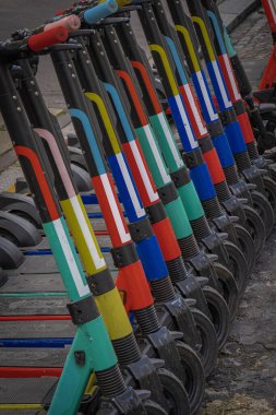 Paris, Fransa - 02 26 2021: Montmartre bölgesi. Bir sıra park halindeki renkli elektrikli scooter.
