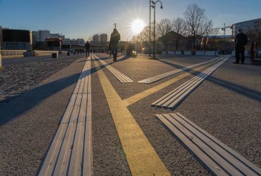 Paris, Fransa - 02 27 2021 La Villette Parkı. İnsanlar gün batımında parkta yürüyorlar.