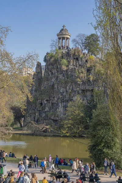 Parigi Francia 2021 Park Des Buttes Chaumont Gente Siede Sui — Foto Stock