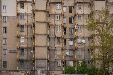 Saint-Denis, Fransa - 04 09 2021: Terk edilmiş bir binanın tuhaf görünüşü