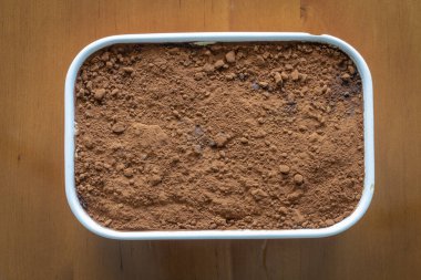 Paris, Fransa - 02: 15 2021: Tiramisu keki hazırlığı