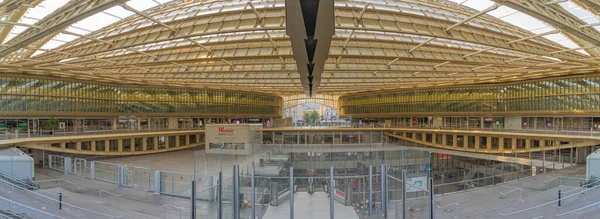 Paris, Fransa - 12: 30 2020 Halles bölgesi. Forum des Halles 'in tepe örtüsünün içine bak