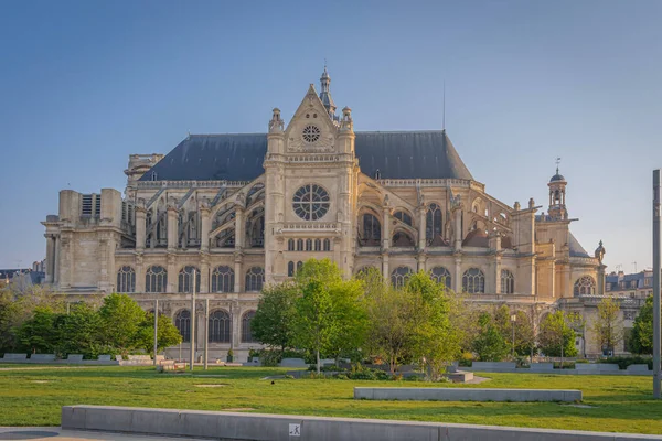 Paris, Fransa - 05 02 02 2021: Gündoğumunda Nelson Mandela Garden 'dan Saint-Eustache Kilisesi manzarası