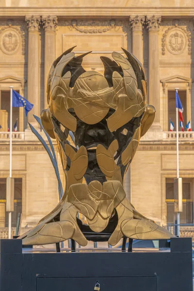 フランス 2021年5月2日 日の出のブロンズ像の野外展示を見る — ストック写真