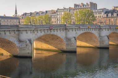 Paris, Fransa - 05 02 02 2021: Pont au Change ve La Conciergerie 'nin Quai de Seine' deki panoramik manzarası