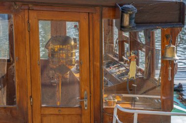 Paris, Fransa - 05: 13 2021 Seine rıhtımı. Rıhtıma demirlemiş ahşap bir yelkenli.