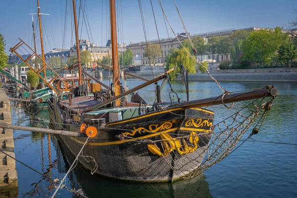 Párizs Franciaország 2021 Szajna Rakpartjai Egy Vitorlás Hajó Horgonyzott Rakparton — Stock Fotó