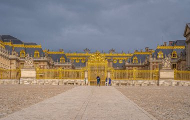 Versailles, Fransa - 19 05 2021 Versailles Kalesi. Silah Meydanı 'ndan Versailles Şatosu' nun görüntüsü ve cephesi
