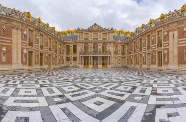 Versailles, Fransa - 19 05 2021 Versailles Kalesi. Mermer Saray 'dan Versailles Kalesi' nin dış görünüşü