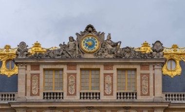 Versailles, Fransa - 19 05 2021 Versailles Kalesi. Mermer Saray 'dan Versailles Kalesi' nin ön cephesindeki saatin ayrıntıları.