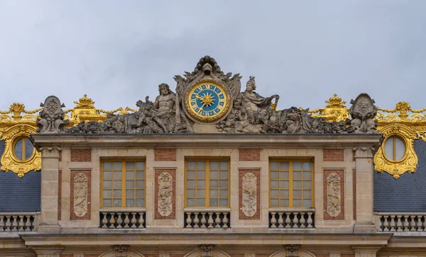 Versalhes França 2021 Castelo Versalhes Detalhe Relógio Topo Fachada Castelo — Fotografia de Stock