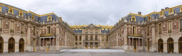 ベルサイユ城 フランス 2021年 ヴェルサイユ城 ベルサイユ城のファサードのビューは 名誉広場から — ストック写真