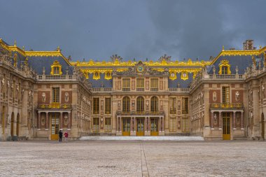 Versailles, Fransa - 19 05 2021 Versailles Kalesi. Onur Meydanı 'ndan Versailles Şatosu' nun dış görünüşü