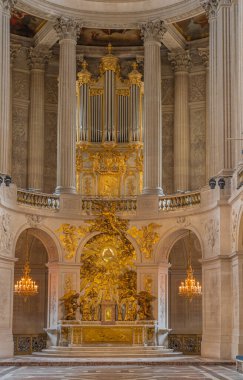 Versailles, Fransa - 19 05 2021 Versailles Kalesi. Tadilattan sonra Kraliyet Şapeli 'nin içine bak