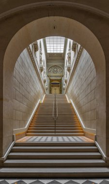 Versailles, Fransa - 19 05 2021 Versailles Kalesi. Versay Kalesi 'nin içinde taş koridor, merdiven ve heykeller.