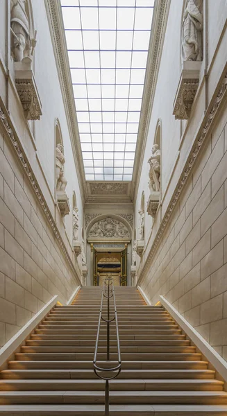 法国凡尔赛 2021年05月19日 凡尔赛城堡 凡尔赛城堡内的石头走廊 楼梯和雕像 — 图库照片
