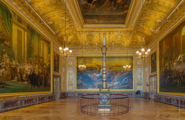 Versailles, Fransa - 19 05 2021 Versailles Kalesi. Versailles Kalesi 'nin içinde resimler ve heykeller olan taç giyme odası.