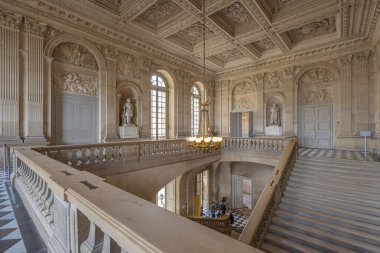 Versailles, Fransa - 19 05 2021 Versailles Kalesi. Napolyon heykeli bir salonda ve taş bir merdivende Versailles Kalesi 'nde