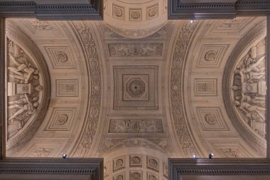 Paris, Fransa - 21 05 2021 Louvre Müzesi. Denon kanadı. Louvre Müzesi 'nin içinde resimler ve heykeller olan sokaklar.