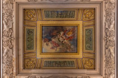 Paris, Fransa - 21 05 2021 Louvre Müzesi. Denon kanadı. Louvre Müzesi 'nin içinde resimler ve heykeller olan sokaklar.