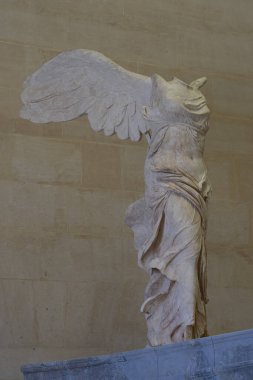 Paris, Fransa - 21 05 2021 Louvre Müzesi. Denon kanadı. Tablolu ve heykelli sokaklar Semendirek Zaferi