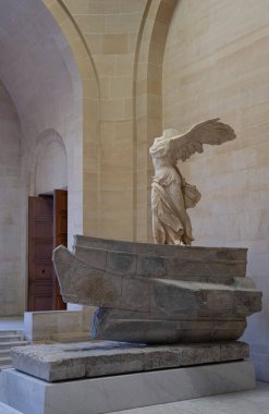 Paris, Fransa - 21 05 2021 Louvre Müzesi. Denon kanadı. Tablolu ve heykelli sokaklar Semendirek Zaferi