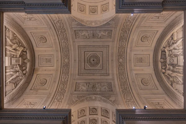 Paris, Fransa - 21 05 2021 Louvre Müzesi. Denon kanadı. Louvre Müzesi 'nin içinde resimler ve heykeller olan sokaklar.