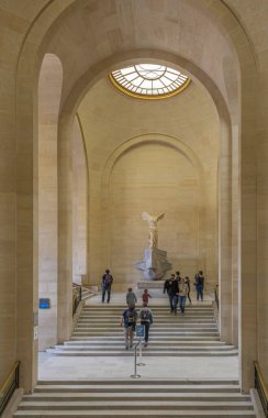 Paris, Fransa - 21 05 2021 Louvre Müzesi. Denon kanadı. Tablolu ve heykelli sokaklar Semendirek Zaferi