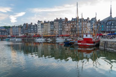 Honfleur, Fransa - 06 01 2019: Limanın s 'deki panoramik manzarası