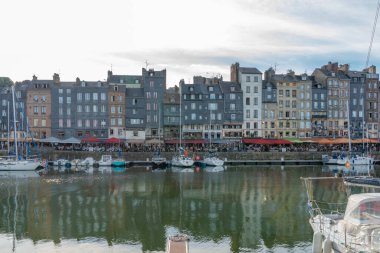 Honfleur, Fransa - 06 01 2019: Limanın s 'deki panoramik manzarası