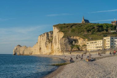Etretat, Fransa - 05 31 2019: Et uçurumlarının panoramik görünümü