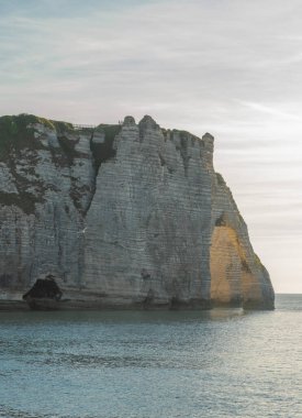 Etretat, Fransa - 05 31 2019: Et uçurumlarının panoramik görünümü