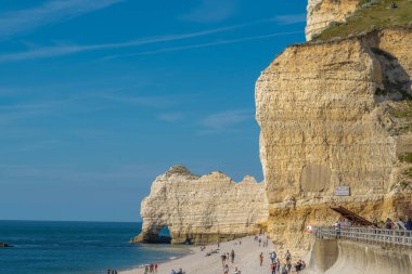 Etretat, Fransa - 05 31 2019: Et uçurumlarının panoramik görünümü