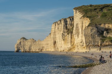 Etretat, Fransa - 05 31 2019: Et uçurumlarının panoramik görünümü